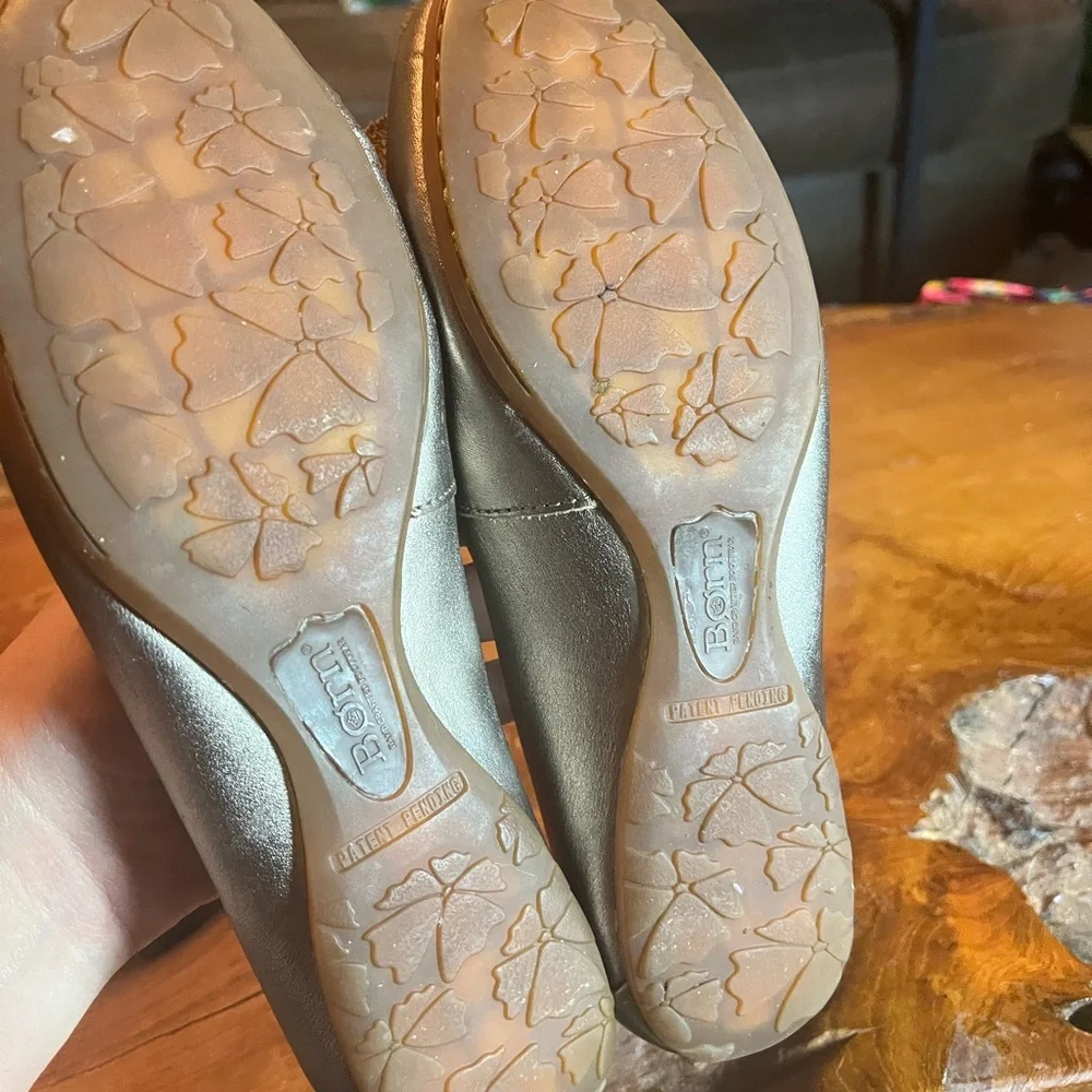 Born Women’s Size 6 Metallic Bronze Leather Flats Floral Toe Detail Shoes